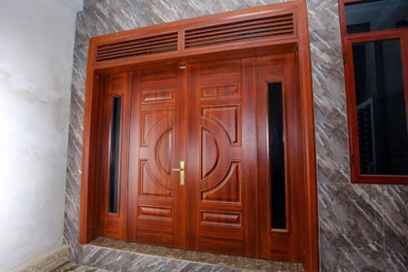 Nên lựa chọn màu sơn cửa gỗ giúp mang đến may mắn và tài lộc cho gia chủ