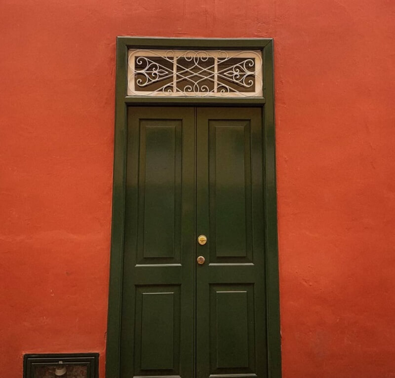 Màu xanh lá cây là một trong những màu sơn cửa gỗ đẹp